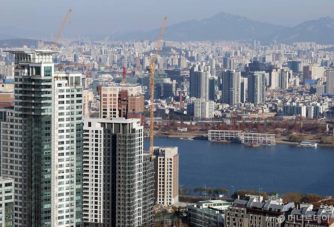 [서울=뉴시스] 김금보 기자 = KB 부동산 월간 주택 가격 동향 시계열에 따르면 올해 서울 아파트 전세가격 상승률은 매매가격보다 2배 이상 높은 것으로 나타났다. 1~11월 서울 아파트 매매가격은 2.6% 올랐지만, 전세가격은 6.3%나 상승했다. 사진은 8일 서울시내 아파트 단지. 2024.12.08. kgb@newsis.com /사진=김금보