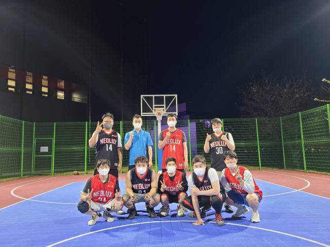 덕산네오룩스와 서진씨엔에스가 올해 고용노동부의 ‘청년친화강소기업’에 선정된 가운데 덕산네오룩스 직원들이 사내 농구 동아리 활동 후 기념 촬영하고 있다. 각 사 제공