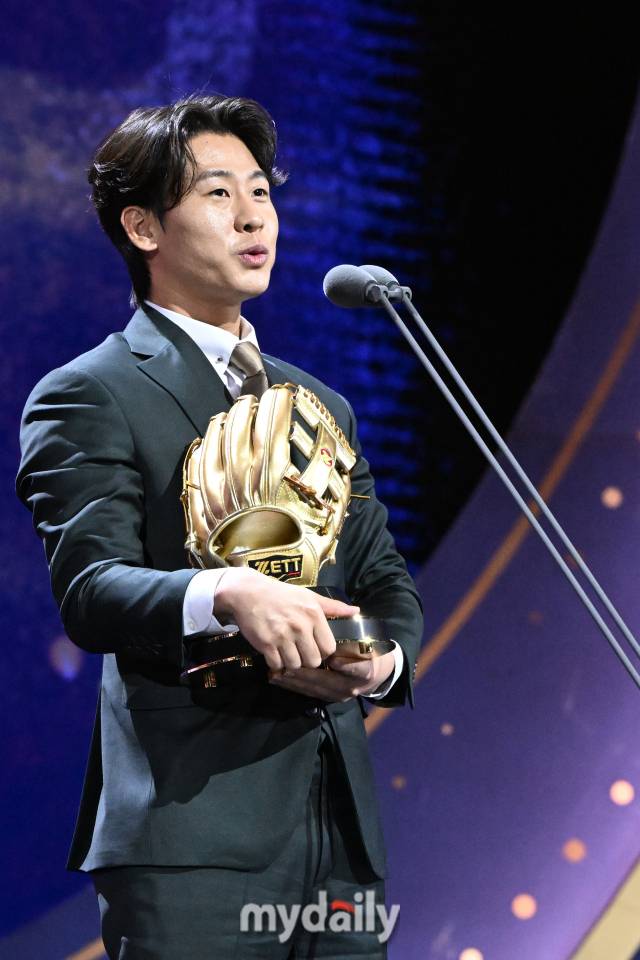 기아 박찬호가 13일 오후 서울 삼성동 코엑스 오디토리움에서 진행된 '2024 KBO 골든글러브' 시상식에서 3루수 부문 골든글러브를 수상한 뒤 소감을 밝히고 있다./삼성동=곽경훈 기자 kphoto@mydaily.co.kr