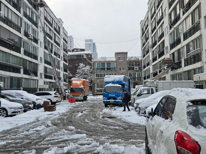 서울 서대문구 홍제3구역 재건축 사업지. 지난 9월 이주를 시작했으나 성당 측과 종교부지 보상 문제로 갈등을 빚고 있다. [홍제3구역 조합 제공]