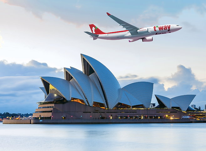 티웨이 항공 항공기가 시드니시 상공을 날고 있다. [티웨이항공 제공]