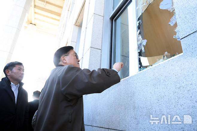 [서울=뉴시스] 조성봉 기자 = 우원식 국회의장이 4일오전 서울 여의도 국회 내부로 계엄군이 진입하며 깨뜨린 국민의힘 정책위의장실 유리 창문을 바라보고 있다. 2024.12.04.  suncho21@newsis.com