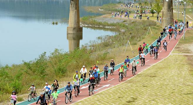 [안동=뉴시스] 안동호반 자전거길 (사진=안동시 제공) photo@newsis.com *재판매 및 DB 금지
