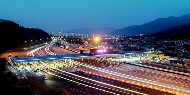[서울=뉴시스] 한국도로공사서비스가 관할하는 고속도로 톨게이트 야경. 2024.12.23. (사진=도로공사서비스 제공) photo@newsis.com  *재판매 및 DB 금지
