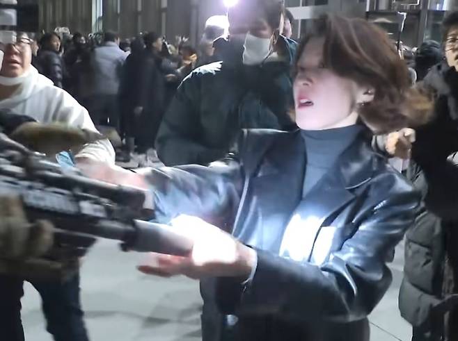 안귀령 더불어민주당 대변인이 지난 4일 국회 본관 앞에서 계엄군과 대치하며 총구를 잡고 있다. JTBC 보도화면 갈무리