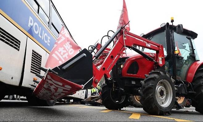 전국농민회총연맹(전농) 시위대의&nbsp;트랙터가 지난 21일 서울 서초구 남태령에서 경찰 버스와 대치하고 있다. 연합뉴스
