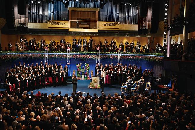 12월10일(현지시간) 스웨덴 스톡홀름 콘서트홀에서 열린 노벨상 시상식에서 노벨문학상 수상자 한강이 스웨덴 국왕 칼 구스타프로부터 상을 받는 모습 ⓒEPA 연합