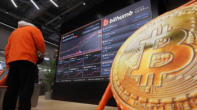 17일 서울 서초구 빗썸라운지 강남점 모니터에 비트코인 시세가 표시되고 있다. ⓒ연합뉴스