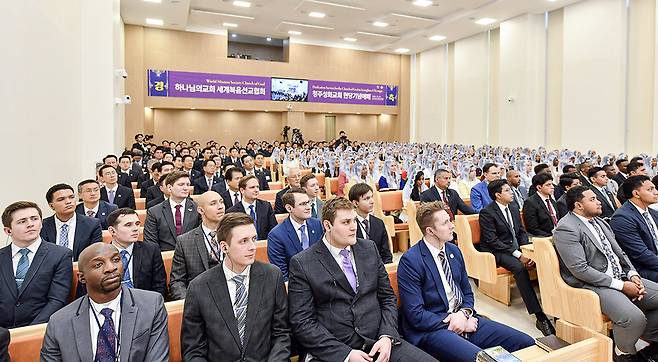 81차 해외성도방문단과 충북권 신자들이 ‘청주성화 하나님의 교회’ 헌당기념예배에 참석했다.