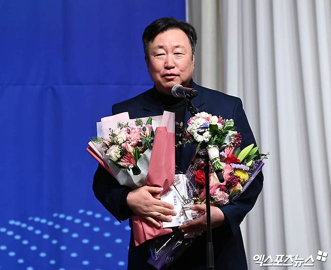 8일 오전 서울 청담동 리베라 호텔에서 열린 '2023 뉴트리디데이 일구상 시상식'에 참석한 LG 차명석 단장이 프런트상 수상 소감을 전하고 있다. 엑스포츠뉴스 DB