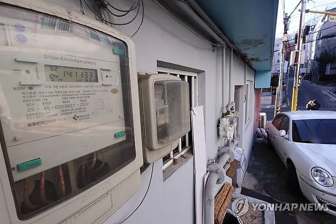 내년 1분기 전기요금 동결…연료비조정단가 최대치 유지 (서울=연합뉴스) 서대연 기자 = 내년 1분기(1∼3월) 전기요금이 현재 수준에서 동결된다. 이날 서울 시내 한 주택가의 전기계량기. 2024.12.23 dwise@yna.co.kr