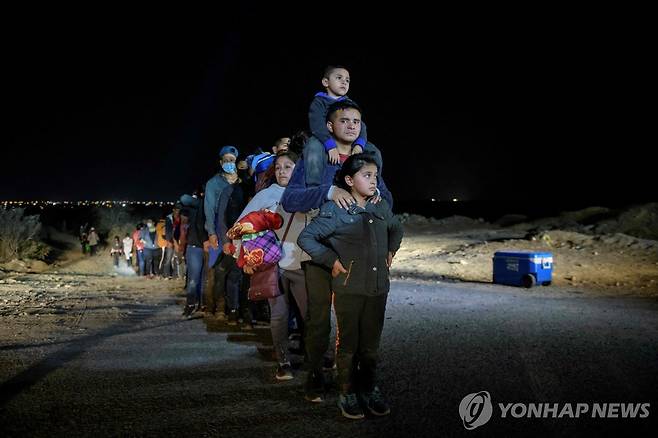 2021년 텍사스에서 검거돼 수용시설 입소를 기다리는 남미발 불법이민자들의 행렬 [AFP 연합뉴스 자료사진. 재판매 및 DB 금지]