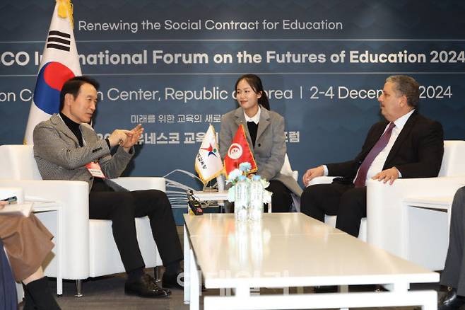 지난 3일 임태희 경기도교육감이 ‘2024 유네스코 교육의 미래 국제포럼’ 참가차 방문한 알 누리 튀니지 교육부장관과 하이러닝 도입을 논의하고 있다.(사진=경기도교육청)