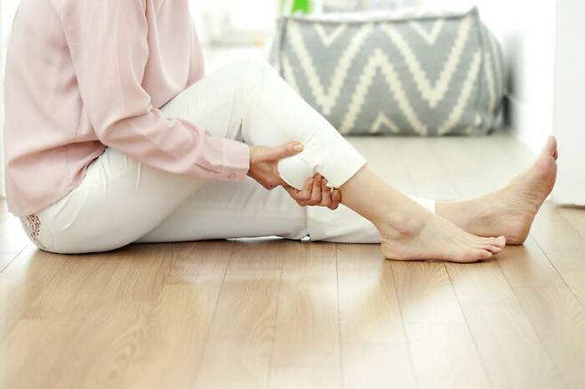 다리에 통증이 지속되면 다른 건강 문제가 없는지 점검할 필요가 있다. [사진=클립아트코리아]