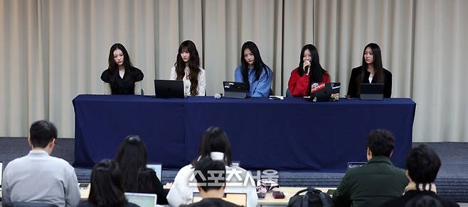 그룹 뉴진스가 28일 서울 강남구 스페이스쉐어 삼성역센터에서 어도어와의 전속계약 해지 관련 긴급 기자회견을 하고 있다. 왼쪽부터 해린, 다니엘, 하니, 민지, 혜인.