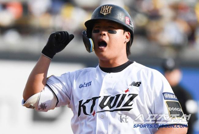 9일 수원 KT위즈파크에서 열린 LG와 KT의 준PO 4차전. 5회말 무사 강백호가 솔로포를 친 후 환호하고 있다. 수원=정재근 기자 cjg@sportschosun.com/2024.10.9/