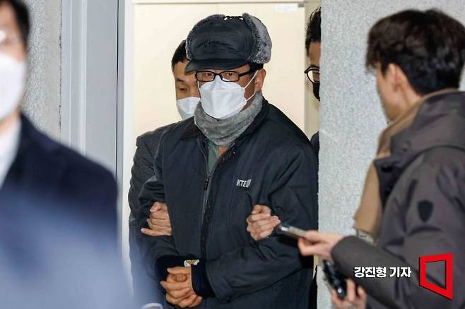 12.3 비상계엄을 사전 모의하고 포고령을 작성한 혐의를 받는 노상원 전 정보사령관이 24일 서울 은평구 서울서부경찰서에서 검찰에 송치되기 위해 호송차로 이동하고 있다. 강진형 기자