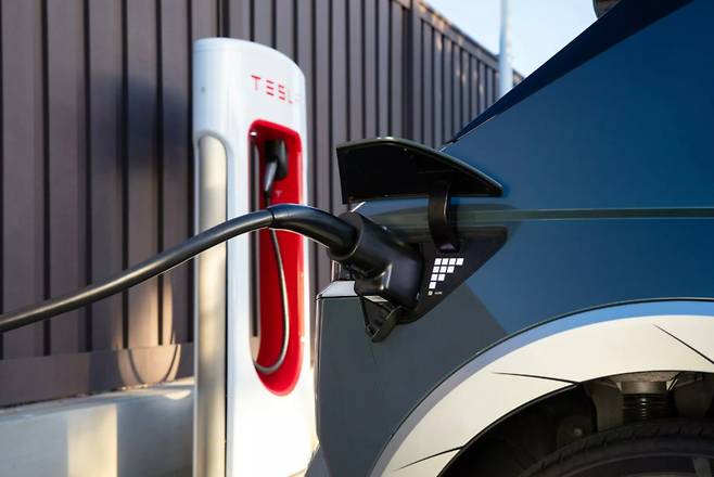 현대차가 자사 전기차 구매고객에게 테슬라 수퍼차저에 연결할 수 있는 어댑터를 무료로 제공한다.