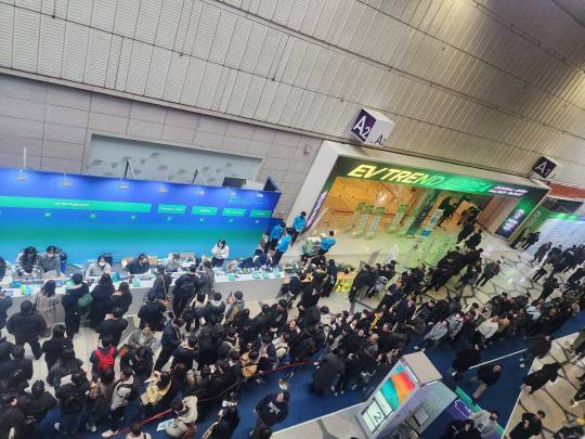 올해 3월 6일 서울 강남구 코엑스에서 열린 국내 최대의 배터리 전시회 '인터배터리 2024'에서 등록을 위해 관람객들이 줄을 서고 있다. 박한나 기자.