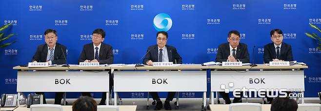 26일 오전 서울 중구 한국은행에서 열린 금융안정보고서(2024년 12월) 설명회. 사진 왼쪽부터 양양현 국제기획부장, 서평석 금융안정기획부장, 이종렬 부총재보, 장정수 금융안정국장, 김정호 안정분석팀장