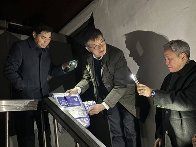 호용한 어르신의 안부를 묻는 우유배달 이사장(오른쪽)과 이기일 보건복지부 1차관(가운데)이 서울 중구 황학동의 한 주택에서 우유를 배달하고 있다. 김윤주 기자 kyj@hani.co.kr