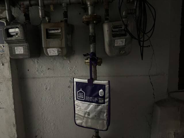 서울 중구 황학동의 한 주택 앞에 배달된 우유. 김윤주 기자 kyj@hani.co.kr