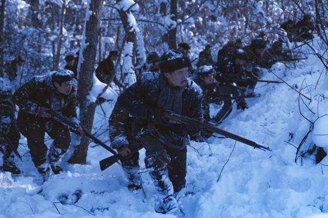 '하얼빈' 서두는 안중근 의사가 대한의군 참모장으로 참가한 신아산 전투가 장식한다. 아이맥스 카메라로 촬영했다. CJ ENM 제공
