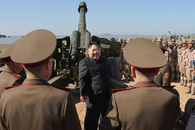 김정은 북한 국무위원장이 지난 9월 오진우명칭 포병종합군관학교 졸업생의 포실탄 사격 훈련을 참관하고 있다. 평양=노동신문 뉴스1
