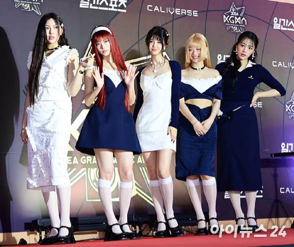 걸그룹 뉴진스가 지난달 16일 인천 한 공연장에서 열린 '제1회 코리아 그랜드 뮤직 어워즈(2024 KGMA)'에 참석해 포토타임을 갖고 있다. [사진=정소희 기자]