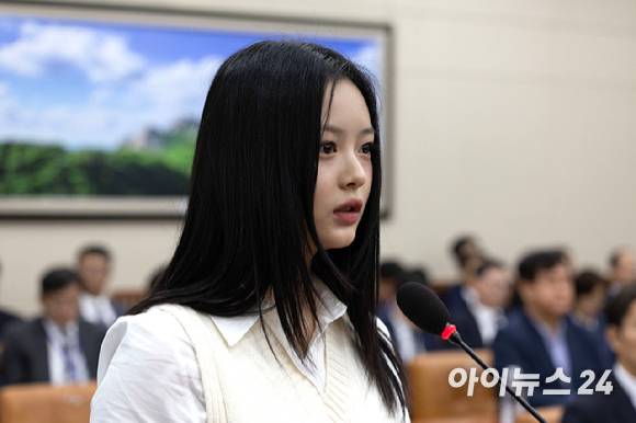 뉴진스 하니가 지난 10월 국회에서 열린 환경노동위원회 국정감사에서 발언하고 있다. [사진=곽영래 기자]