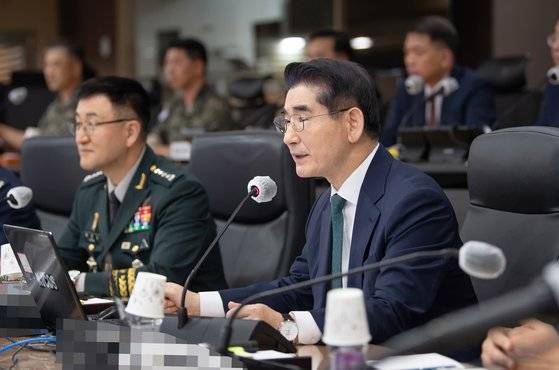 김용현 전 국방부 장관이 9월 6일 취임 후 첫 공식 일정으로 서울 용산구 합동참모본부 전투통제실에서 '전군 주요직위자 화상회의'를 주관하고 있다. 뉴시스