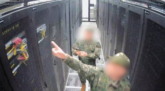 계엄령 선포 당시 선거관리위원회에 투입된 계엄군이 선관위 시스템 서버를 촬영하는 장면이 담긴 내부 CCTV. 국회 행안위