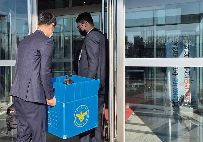 경찰 국가수사본부(국수본) 관계자들이 지난 8일 오전 ‘12·3 비상계엄 사태’를 주도한 것으로 지목된 김용현 전 국방부 장관의 집무실을 압수수색하기 위해 서울 용산 국방부 청사로 들어가고 있다. [연합뉴스]