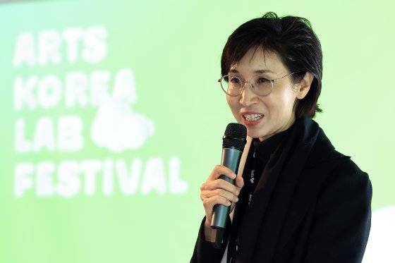 \노소영 아트센터 나비 관장이 22일 오후 서울 종로구 율곡로 아트코리아랩에서 열린 2024 아트코리아랩 페스티벌에서 모더레이터로 'AI 휴머니티'를 주제 컨퍼런스를 진행하고 있다.  뉴스1