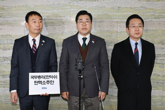 더불어민주당 김용민 원내정책수석부대표(왼쪽부터)와 박찬대 원내대표, 박성준 원내수석부대표가 24일 오후 국회 의안과 앞에서 '국무총리 한덕수 탄핵소추안' 제출 보류 이유를 밝히고 있다. 연합뉴스