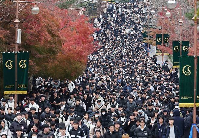 Test takers pour into the streets after taking the essay test for the 2024 enrollment to Seoul‘s Sungkyunkwan University in November. (Newsis)