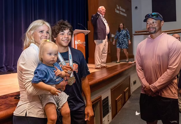 지난 3월 아들 찰리의 고등학교 골프부 우승 기념식장에 모습을 보인 전처 엘린 노르데그린을 지그시 바라보고 있는 타이거 우즈. 노르데그린이 안고 있는 아이는 2019년에 재혼한 조던 캐머런과 사이에서 태어난 아이다. USA투데이연합뉴스
