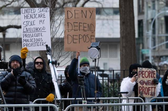 시민들이 23일(현지시간) 루이지 만조니 재판이 열리고 있는 뉴욕 맨해튼 지방법원 인근에서 시위를 벌이고 있다. AFP연합뉴스