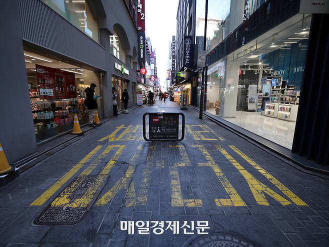 비상계엄 사태로 정치적 불확실성이 커지고 금융시장 변동성이 확대되면서 12월 소비심리가 세계 금융위기 이후 가장 큰 폭으로 위축된 것으로 나타난 가운데 24일 오후 12시경 한산한 명동거리가 한산하다.. 2024.12.24[이충우 기자]