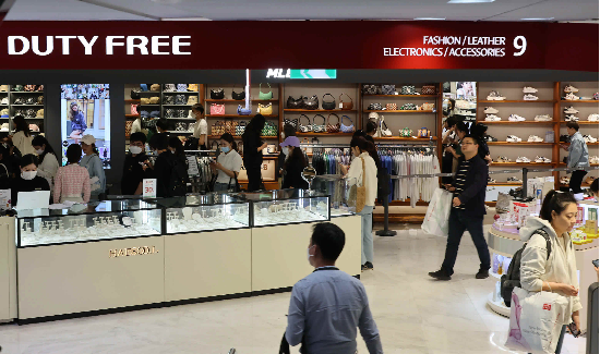 국내외 손님들이 서울 중구 한 면세점에서 쇼핑하고 있다. (매경 DB)