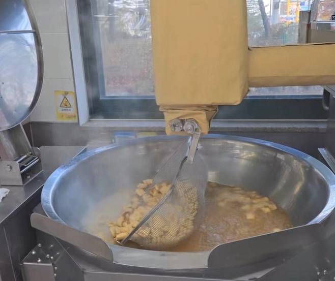 학교급식 다기능 조리 로봇./사진제공=도교육청