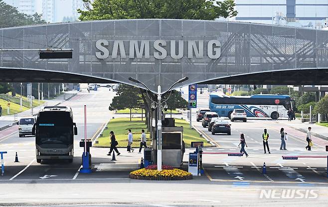 [수원=뉴시스] 김종택 기자 = 24일 업계에 따르면 최근 각종 커뮤니티에서는 올해 하반기 삼성전자의 사업부별 '목표달성 장려금'(TAI·옛 PI) 지급률에 대한 삼성전자 및 삼성 계열사 내 직원들의 불만이 확산하고 있다. 경기도 수원시 영통구 삼성전자 수원 본사 모습. 2024.06.07. jtk@newsis.com