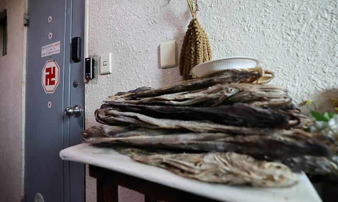 지난 20일 경기 안산시 상록구의 한 다세대 주택 반지하 1층에 위치한 노 전 사령관이 함께 운영했던 곳으로 지목된 점집의 모습. 뉴스1