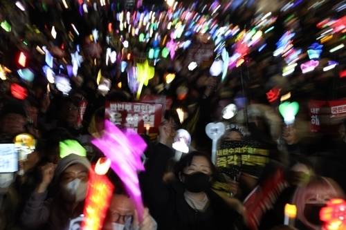 11일 오후 서울 여의도 국회 앞에서 열린 윤석열 대통령 탄핵 촉구 촛불 집회에 참석한 시민들이 응원봉을 흔들며 구호를 외치고 있다. 연합뉴스