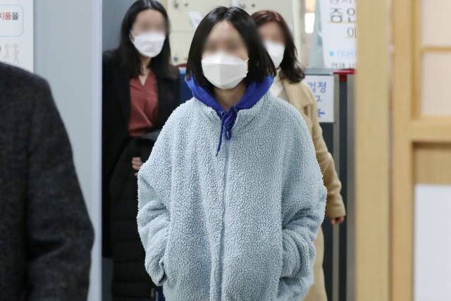 쌍둥이 자매 중 한 명인 현모 양이 2022년 서울 서초구 서울중앙지방법원에서 열린 항소심 선고공판을 마친 뒤 법원을 나서고 있다. 뉴스1