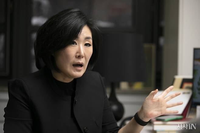 <레이디 크레딧>의 저자인 김주희 덕성여대 차미리사교양대학 교수는 불법 추심에 더 취약한 이들은 누구인지를 함께 묻고 살펴야 한다고 지적했다. ⓒ시사IN 이명익