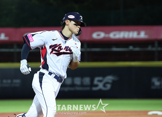 김도영이 2024 WBSC 프리미어12 쿠바전에서 만루홈런을 터트리고 그라운드를 돌고 있다. /사진=김진경 대기자