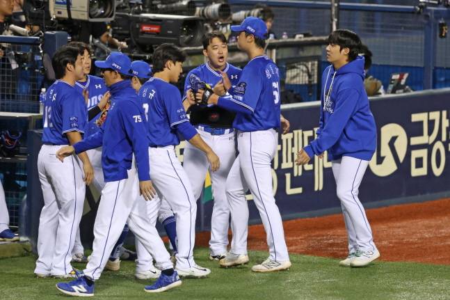 황동재(오른쪽에서 2번째)가 플레이오프 3차전에서 호투를 펼치고 동료들의 환영을 받고 있다. /사진=삼성 라이온즈 제공
