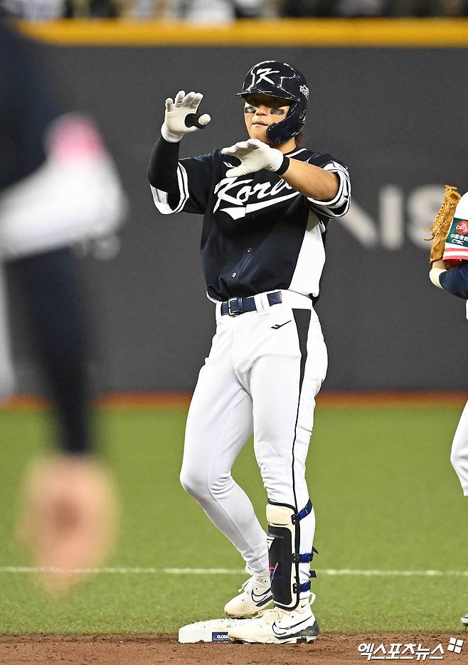 13일 오후 대만 타이베이돔에서 열린 '2024 WBSC(세계야구소프트볼연맹) 프리미어12' B조 조별리그 대한민국과 대만의 경기, 4회초 1사 2루 김도영이 1타점 적시 2루타를 때려낸 뒤 세리머니를 하고 있다. 엑스포츠뉴스DB