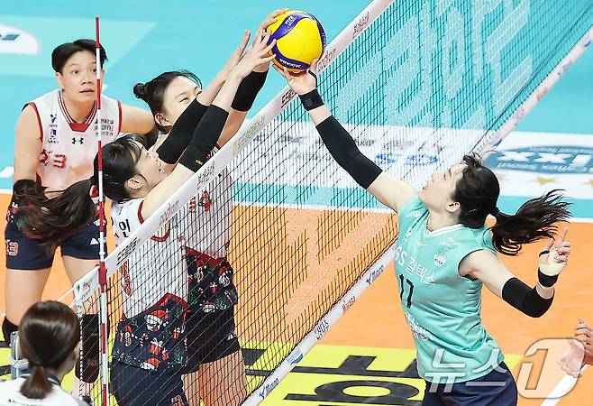 성탄절인 25일 오후 서울 중구 동호로 장충체육관에서 열린 2024-2025 도드람 V리그 GS칼텍스와 현대건설의 경기, GS칼텍스 김미연이 1세트 현대건설 김다인, 양효진의 수비에 막히고 있다. 2024.12.25/뉴스1 ⓒ News1 김진환 기자